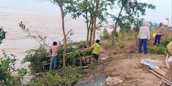 बिजनौर में गंगा बैराज के तटबंध का कटान करती गंगा और उसे रोकने के लिए लगाए गए कट्टे। संवाद