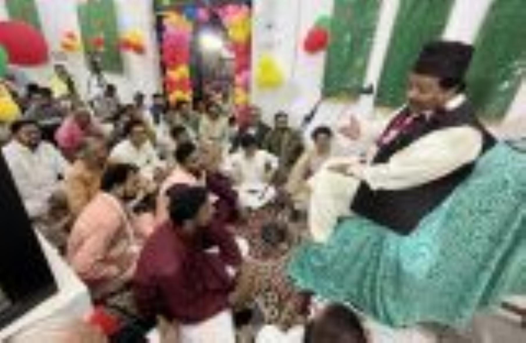 बुलाकी अड्डा स्थित जन्नातुल बाकी में हजरत फातिमा की याद आयोजित जश्न ए फातमिया में निजामत करते ह बुलाकी अड्डा स्थित जन्नातुल बाकी में हजरत फातिमा की याद आयोजित जश्न ए फातमिया में निजामत करते ह