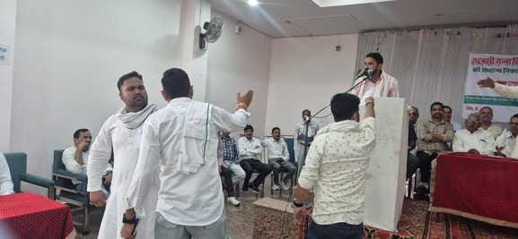 बिलारी में गन्ना समिति सामान्य निकाय की बैठक में मंचासीन सभापति व संचालक-संवाद बिलारी में गन्ना समिति सामान्य निकाय की बैठक में मंचासीन सभापति व संचालक-संवाद
