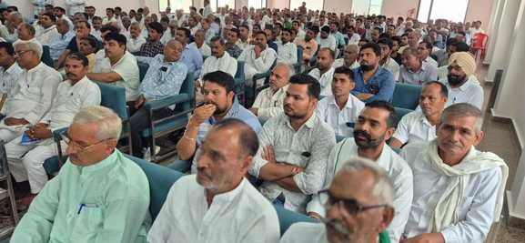 बिलारी में गन्ना समिति सामान्य निकाय की बैठक में मंचासीन सभापति व संचालक-संवाद बिलारी में गन्ना समिति सामान्य निकाय की बैठक में मंचासीन सभापति व संचालक-संवाद