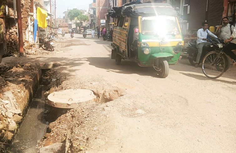 फोटो-11-कस्बे के मोहल्ला बजरिया में जर्जर हालत में मार्ग। संवाद