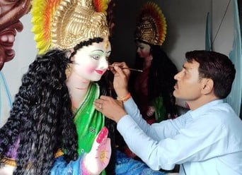 फोटो-11 : मूर्ति कला केंद्र में देवी प्रतिमा को अंतिम रूप देते मूर्तिकार सुरेंद्र। संवाद