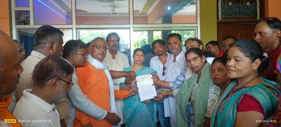 फोटो-16 : सांसद को ज्ञापन देते शिक्षक संघ पदाधिकारी व शिक्षक। संवाद फोटो-16 : सांसद को ज्ञापन देते शिक्षक संघ पदाधिकारी व शिक्षक। संवाद