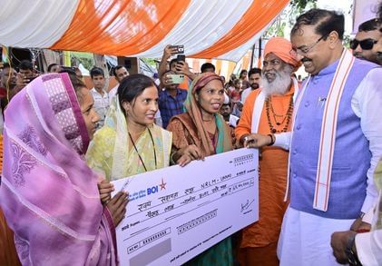 फोटो- 25- विकास भवन सभागार में अधिकारियों के साथ योजनाओं की समीक्षा बैठक करते उपमुख्यमंत्री क