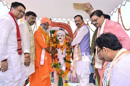 फोटो- 25- विकास भवन सभागार में अधिकारियों के साथ योजनाओं की समीक्षा बैठक करते उपमुख्यमंत्री क