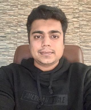 फोटो 26: एक शोरूम पर खड़ी कारें। संवाद