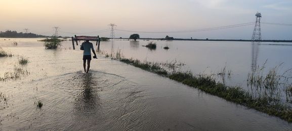 फोटो -29-परियर-बिठूर मार्ग पर सड़क कटाने से लगाई गईं ईंट भरी  बोरियां। संवाद