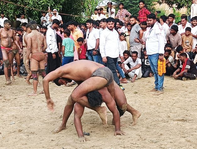फोटो-34-दंगल में दांवपेंच के दौरान पहलवान। संवाद