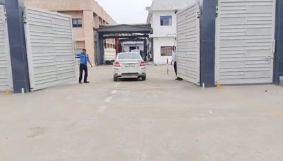 फोटो- 42- ऑलिव फैक्टरी के अंदर जाते आयकर विभाग के अधिकारी। संवाद