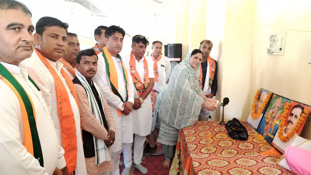 गुहला चीका दीप प्रज्ज्वलित कर सेवा पखवाड़ा कार्यक्रम का शुभारंभ करते हुए पूर्व विधायक कुलवंत ब गुहला चीका दीप प्रज्ज्वलित कर सेवा पखवाड़ा कार्यक्रम का शुभारंभ करते हुए पूर्व विधायक कुलवंत ब
