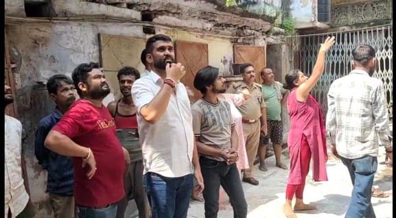 घर के अंदर आग से जला सामान। संवाद घर के अंदर आग से जला सामान। संवाद
