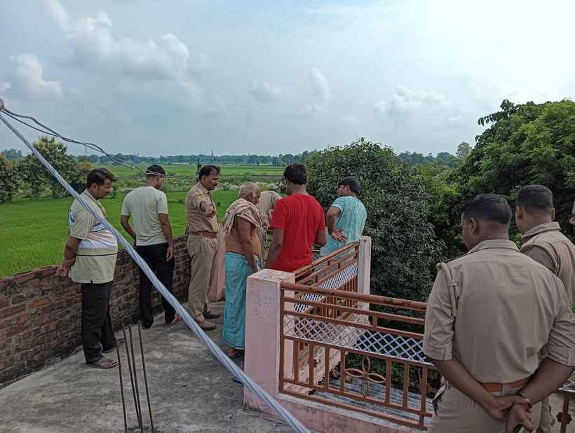 हलधरपुर थाना क्षेत्र के मुबारकपुर गांव स्थित एक मकान में चोरी के बाद बिखरा पड़ा सामान।संवाद हलधरपुर थाना क्षेत्र के मुबारकपुर गांव स्थित एक मकान में चोरी के बाद बिखरा पड़ा सामान।संवाद