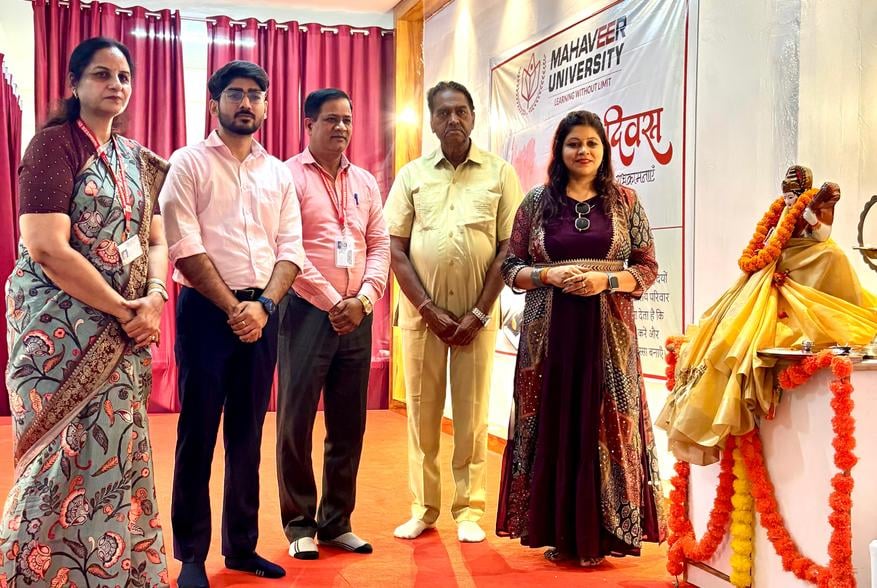 हिंदी दिवस पर राजकीय महाविद्यालय में संबोधित करते प्रोफेसर स्रोत संवाद हिंदी दिवस पर राजकीय महाविद्यालय में संबोधित करते प्रोफेसर स्रोत संवाद