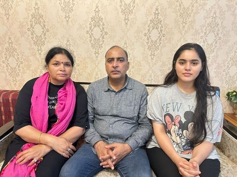 जानकारी देते दिवंगत विनय नरवाल के पिता राजेश नरवाल और परिवार के सदस्य