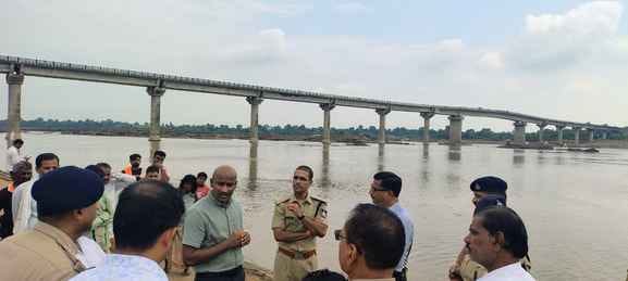 कलेक्टर बालागुरू के. और एसपी दीपक कुमार शुक्ला ने सलकनपुर मंदिर परिसर एवं नर्मदा आंवलीघाट का नि