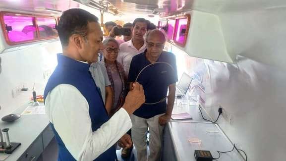 कुरुक्षेत्र। सर्कस ऑफ साइंस मोबाइल साइंस बस में अवलोकन करते हुए सांसद नवीन जिंदल । विज्ञप्ति कुरुक्षेत्र। सर्कस ऑफ साइंस मोबाइल साइंस बस में अवलोकन करते हुए सांसद नवीन जिंदल । विज्ञप्ति