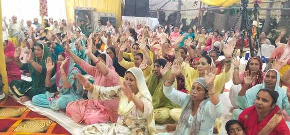 कथा सुनाते राधे राधे महाराज। स्रोत : सोशल मीडिया