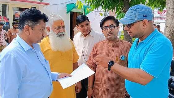कथा स्थल की बिजली की लाईन काटे जाने के संबंध में एस डी एम को ज्ञापन देते श्रद्दालु। (मवाना)