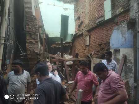 कैथल के मेन बाजार में मकान गिरने से वहां काम कर रहा एक मजदूर को बचते आमजन