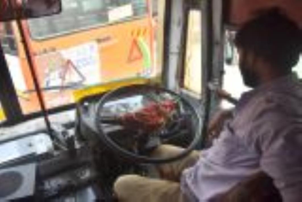 खस्ताहाल बसें, किसी में तारों का जाल किसी में फर्स्ट एड बॉक्स गायब, कई के टायर ही फटे।