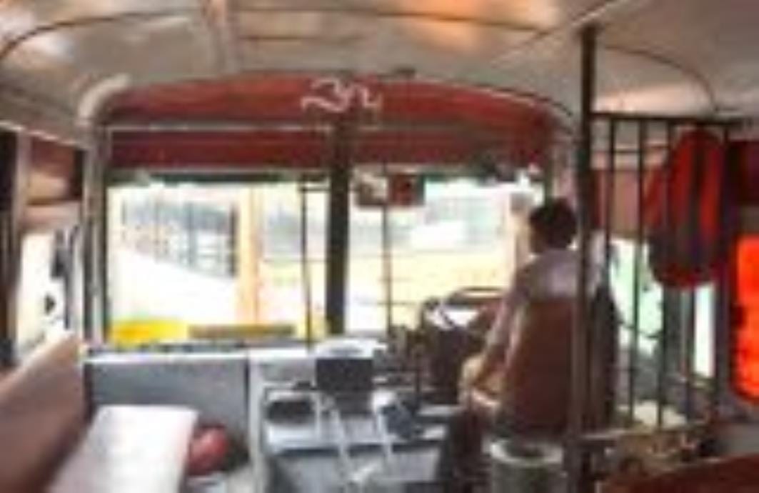 खस्ताहाल बसें, किसी में तारों का जाल किसी में फर्स्ट एड बॉक्स गायब, कई के टायर ही फटे।