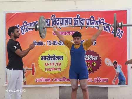 लॉन टेनिस मैच के दौरान शॉट लगाता खिलाड़ी। संवाद
