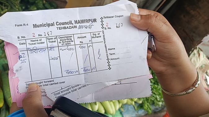 मुख्य बाजार हमीरपुर में अतिक्रमण कर सजाई गई दुकानदारी : स्रोत संवाद मुख्य बाजार हमीरपुर में अतिक्रमण कर सजाई गई दुकानदारी : स्रोत संवाद