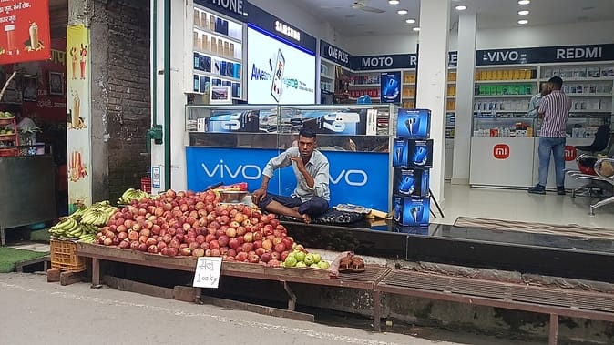 मुख्य बाजार हमीरपुर में अतिक्रमण कर सजाई गई दुकानदारी : स्रोत संवाद मुख्य बाजार हमीरपुर में अतिक्रमण कर सजाई गई दुकानदारी : स्रोत संवाद