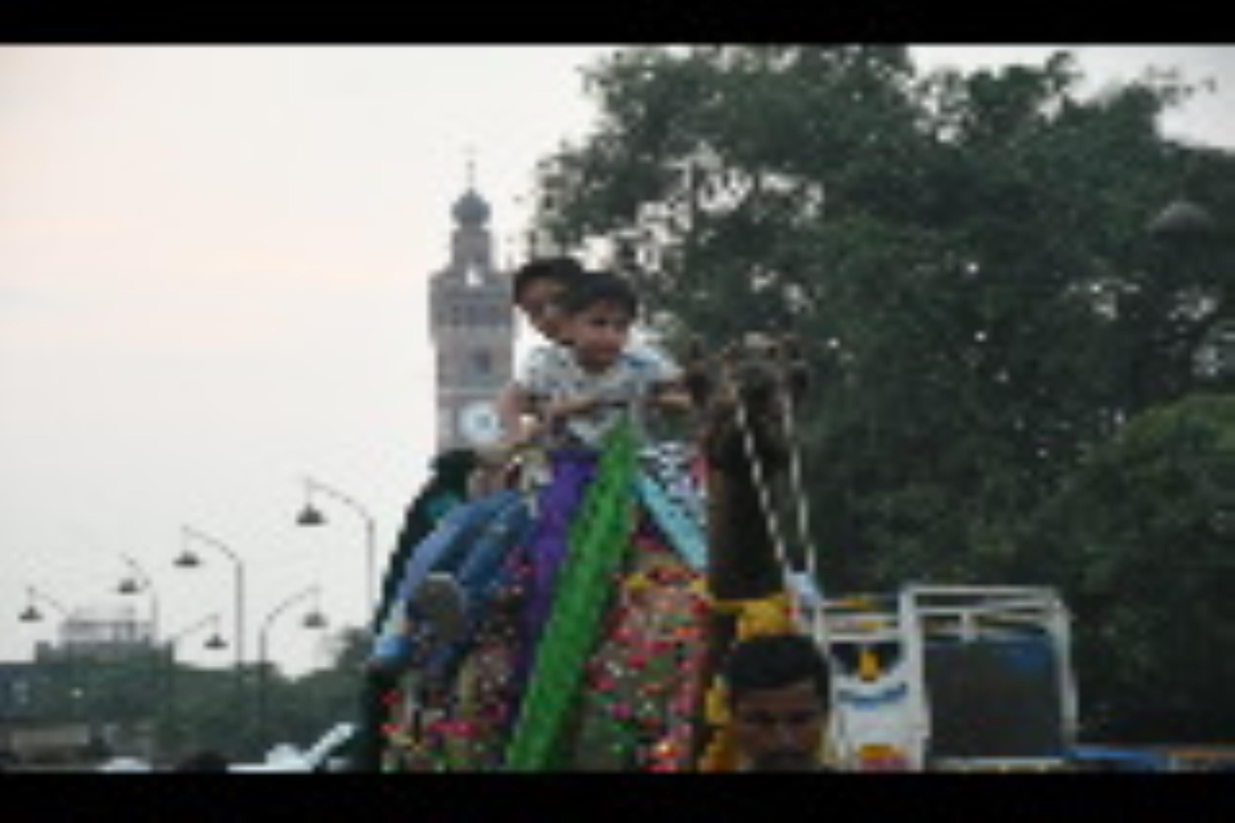 मौसम ने शनिवार शाम कुछ राहत दी तो लोग घरों से निकले। पुराने लखनऊ में ऊंट की सवारी करते बच्चे। मौसम ने शनिवार शाम कुछ राहत दी तो लोग घरों से निकले। पुराने लखनऊ में ऊंट की सवारी करते बच्चे।