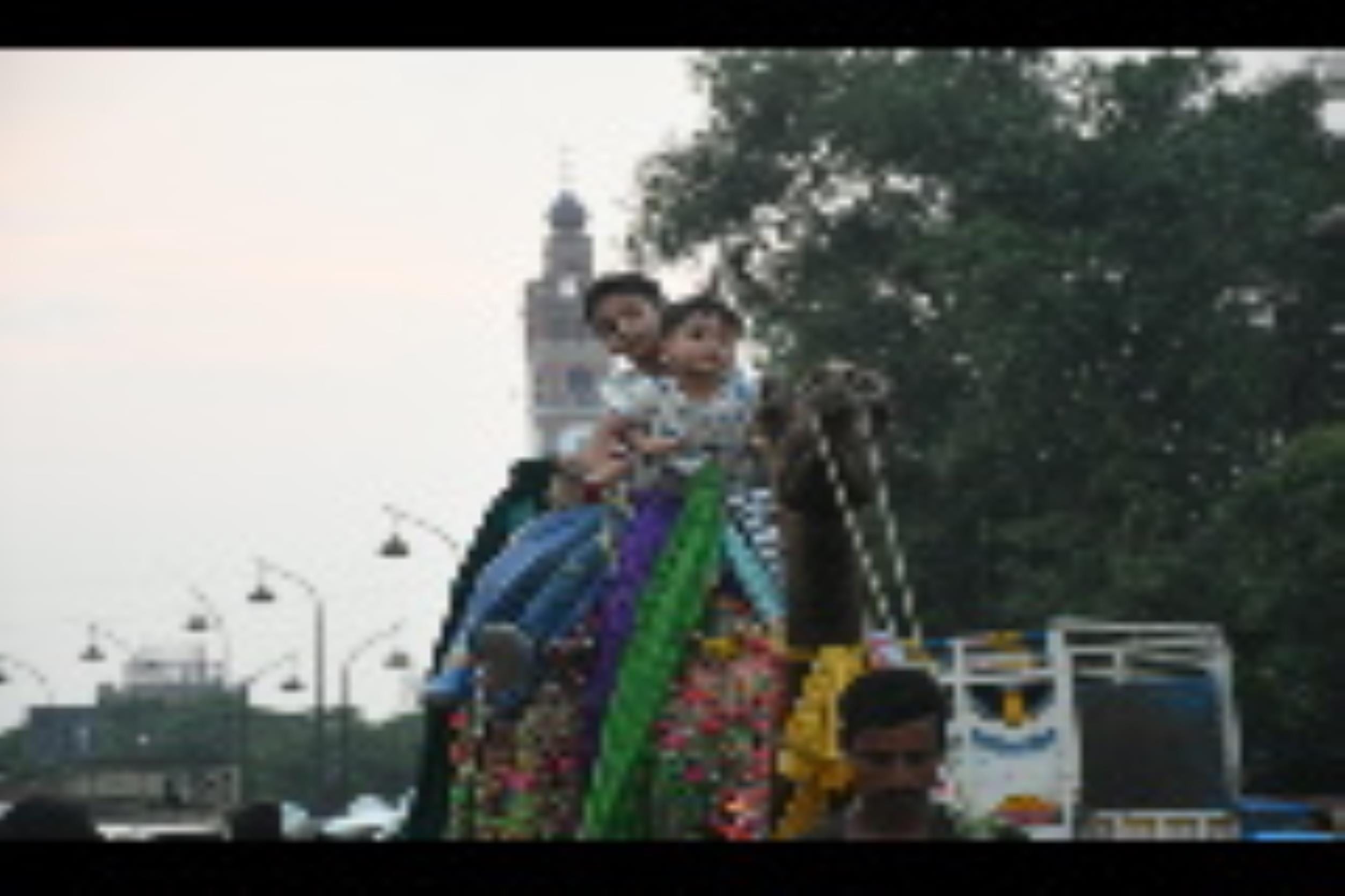 मौसम ने शनिवार शाम कुछ राहत दी तो लोग घरों से निकले। पुराने लखनऊ में ऊंट की सवारी करते बच्चे। मौसम ने शनिवार शाम कुछ राहत दी तो लोग घरों से निकले। पुराने लखनऊ में ऊंट की सवारी करते बच्चे।