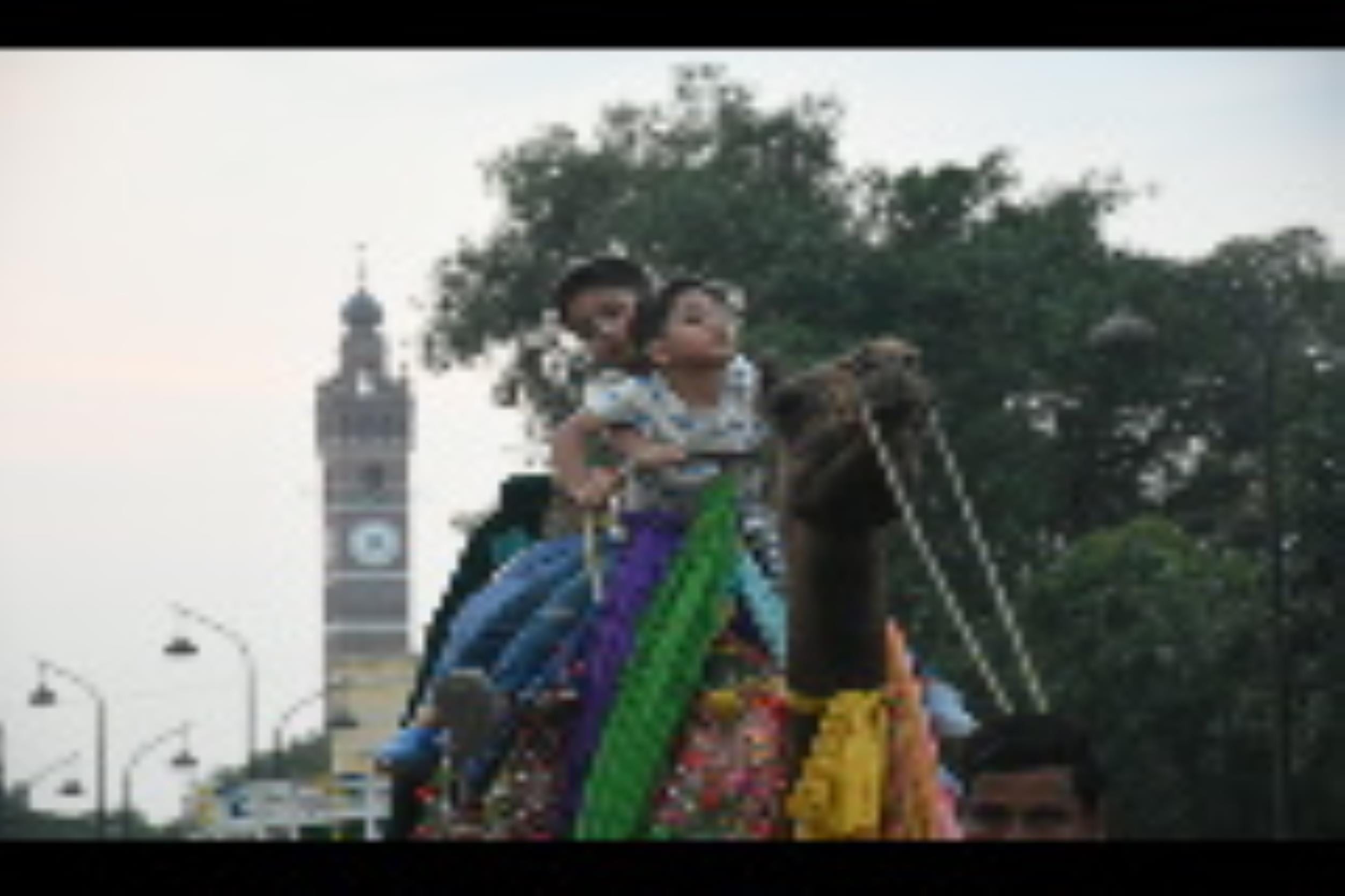 मौसम ने शनिवार शाम कुछ राहत दी तो लोग घरों से निकले। पुराने लखनऊ में ऊंट की सवारी करते बच्चे। मौसम ने शनिवार शाम कुछ राहत दी तो लोग घरों से निकले। पुराने लखनऊ में ऊंट की सवारी करते बच्चे।
