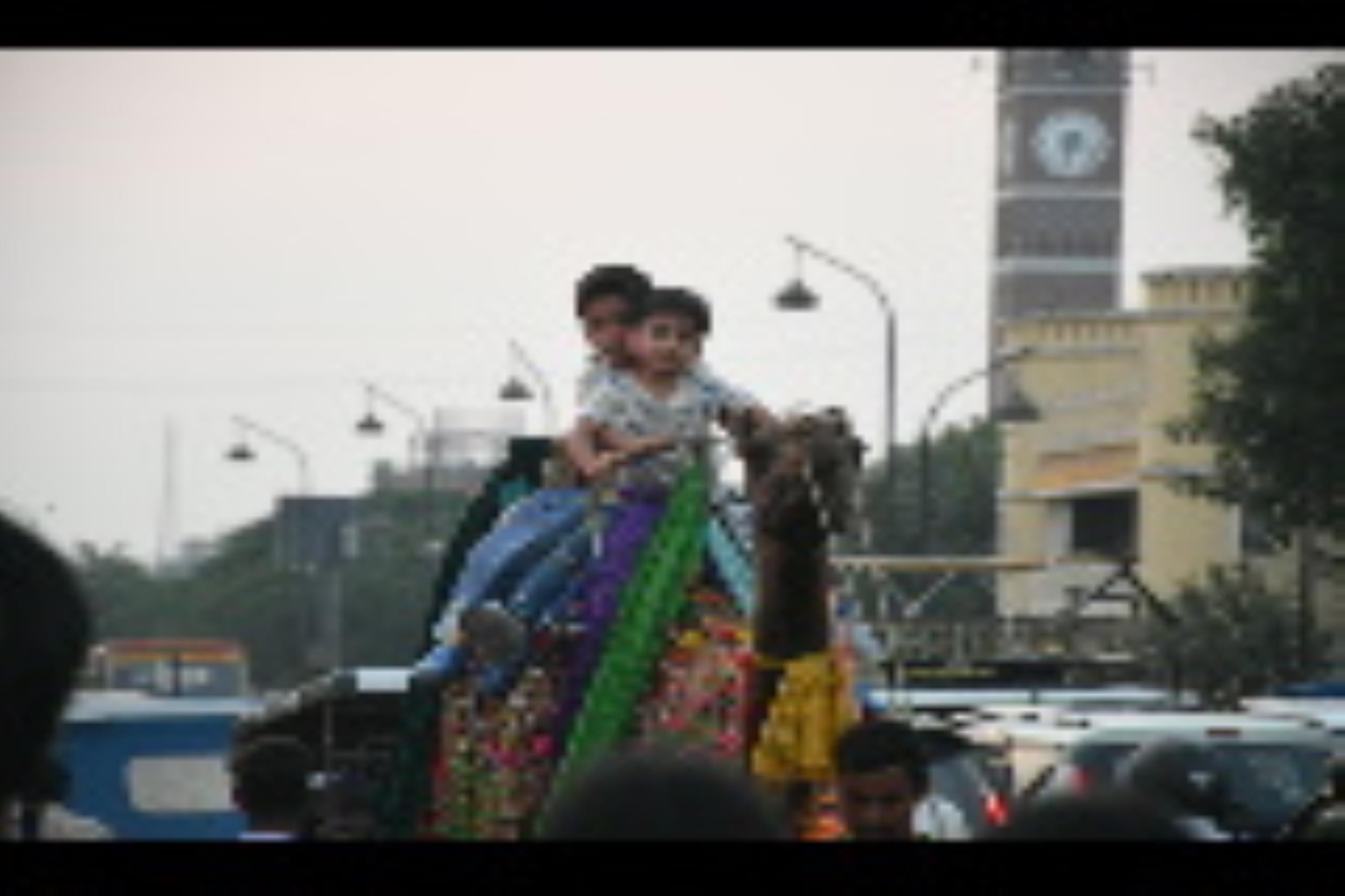 मौसम ने शनिवार शाम कुछ राहत दी तो लोग घरों से निकले। पुराने लखनऊ में ऊंट की सवारी करते बच्चे। मौसम ने शनिवार शाम कुछ राहत दी तो लोग घरों से निकले। पुराने लखनऊ में ऊंट की सवारी करते बच्चे।