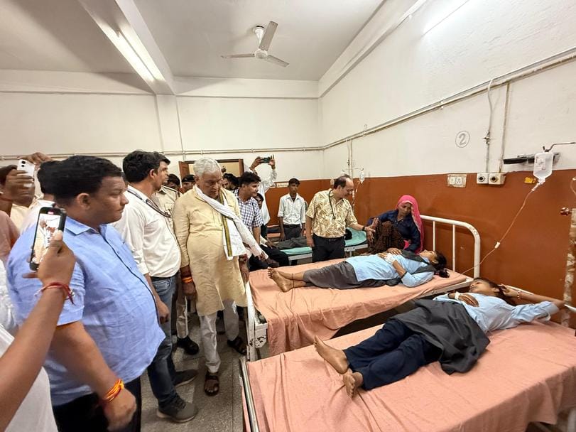 जिला अस्पताल का निरीक्षण करते मंत्री किरोड़ी लाल 