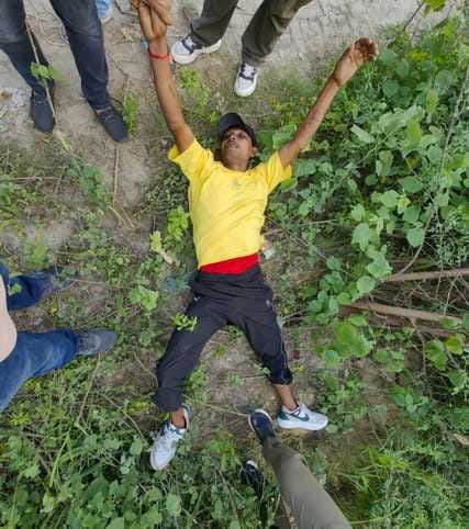 मुठभेड़ में गिरफ्तार लूट की घटना के आरोपी। स्रोत: पुलिस
