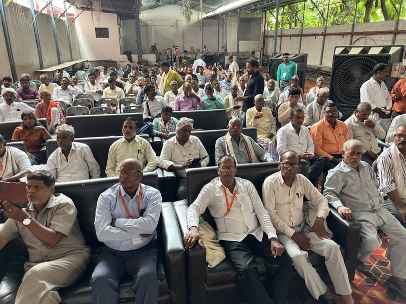 नगर के पुरानी तहसील स्थित एक मैरेज हाल में नाई समाज के एक दिवसीय सम्मेलन को संबोधित करते वि