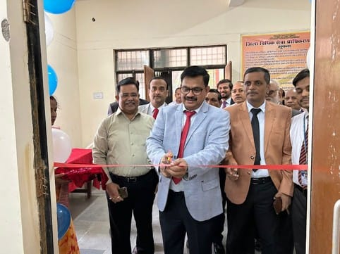 नगर कोतवाली में फरियादी की शिकायत सुनते एसपी व डीएम। संवाद नगर कोतवाली में फरियादी की शिकायत सुनते एसपी व डीएम। संवाद