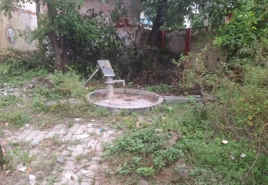 नवीन प्राथमिक स्वास्थ्य में फैली गंदगी। संवाद