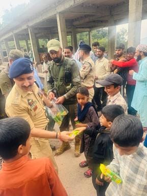 पुंछ के गांव सलोत्री में सेना की तरफ से आयोजित निशुल्क चिकित्सा शिविर में भाग लेते ग्रामीण
