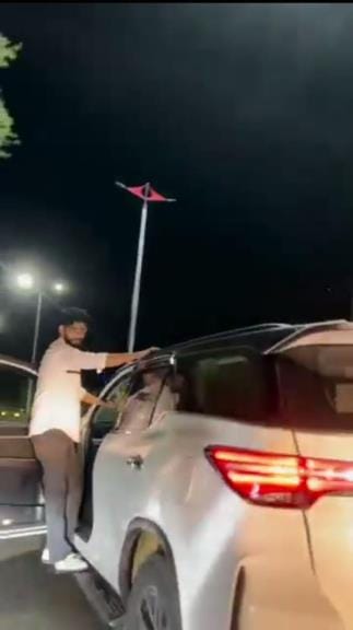 पुलिस की गिरफ्त मेें एसयूवी से स्टंट करने के अरोपी।