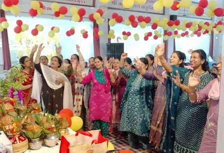 रघुनाथ धाम मंदिर में कथा करते नरेश शास्त्री। संवाद