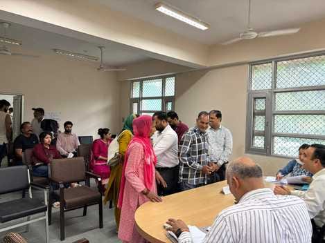 राष्ट्रीय लोक अदालत के दौरान मामलों की सुनवाई करते अतिरिक्त जिला एवं सत्र न्यायधीश सचिन रघु। जन