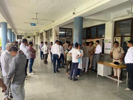 राष्ट्रीय लोक अदालत के दौरान न्यायिक अधिकारी सुनवाई करते हुए। संवाद राष्ट्रीय लोक अदालत के दौरान न्यायिक अधिकारी सुनवाई करते हुए। संवाद