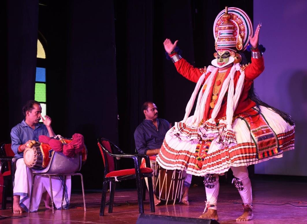 राय उमानाथ बली प्रेक्षागृह में प्रस्तुति देेते कलामंडलम एम अमलजीथ। राय उमानाथ बली प्रेक्षागृह में प्रस्तुति देेते कलामंडलम एम अमलजीथ।