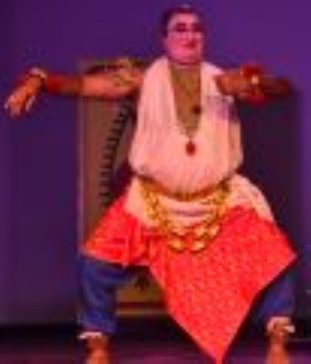राय उमानाथ बली प्रेक्षागृह में प्रस्तुति देेते कलामंडलम एम अमलजीथ। राय उमानाथ बली प्रेक्षागृह में प्रस्तुति देेते कलामंडलम एम अमलजीथ।