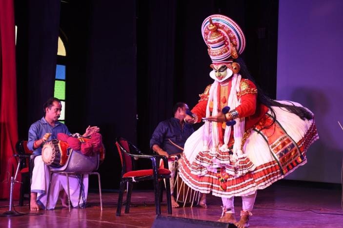 राय उमानाथ बली प्रेक्षागृह में प्रस्तुति देेते कलामंडलम एम अमलजीथ। राय उमानाथ बली प्रेक्षागृह में प्रस्तुति देेते कलामंडलम एम अमलजीथ।