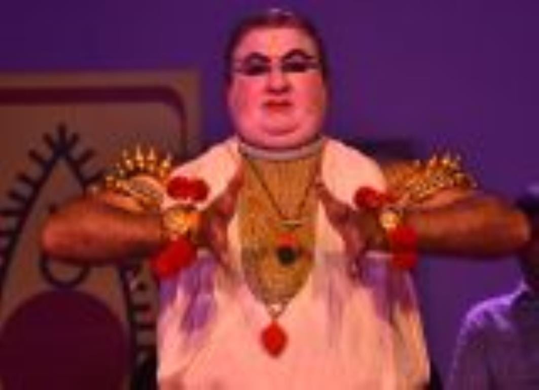 राय उमानाथ बली प्रेक्षागृह में प्रस्तुति देेते कलामंडलम एम अमलजीथ। राय उमानाथ बली प्रेक्षागृह में प्रस्तुति देेते कलामंडलम एम अमलजीथ।