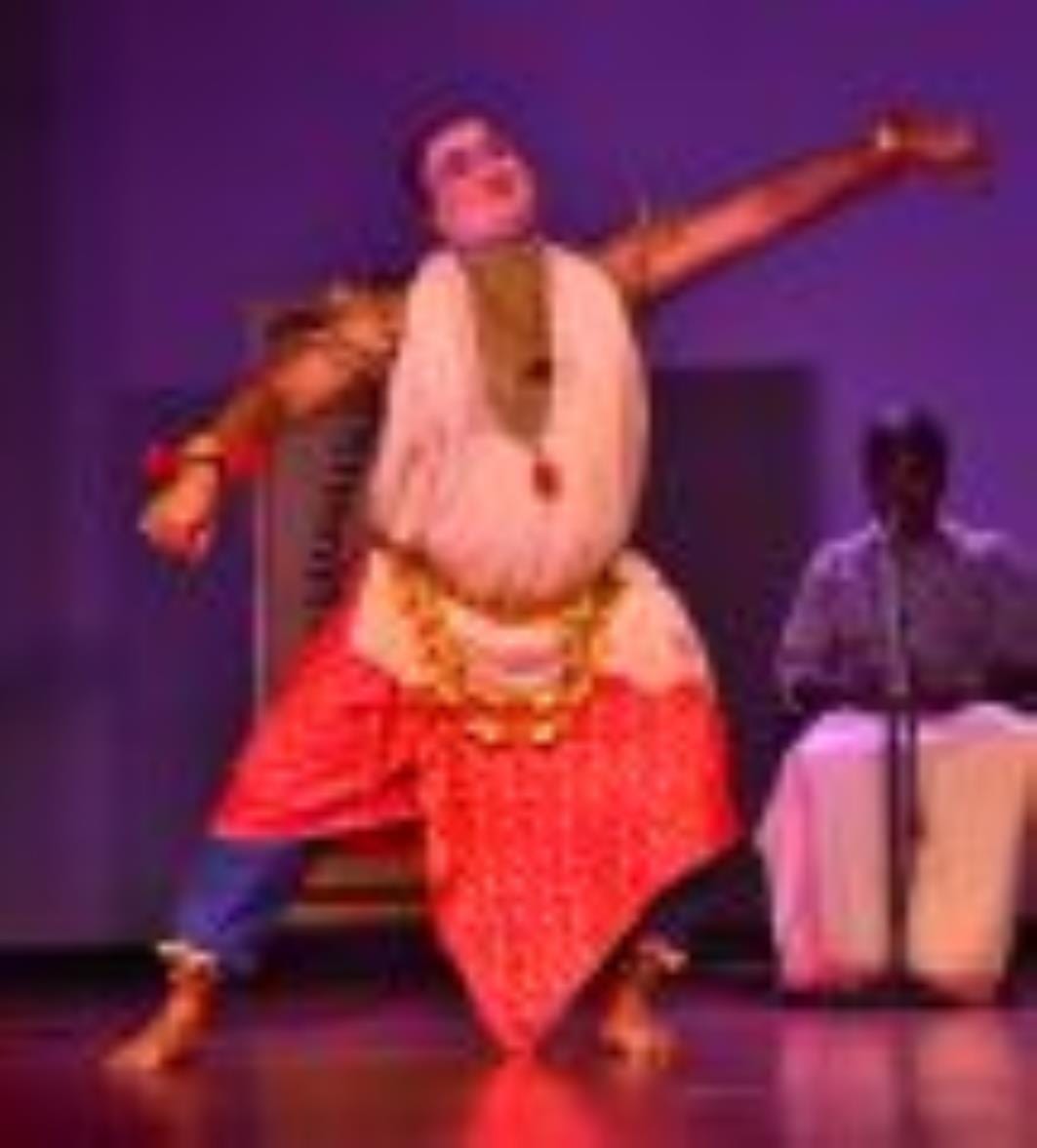 राय उमानाथ बली प्रेक्षागृह में प्रस्तुति देेते कलामंडलम एम अमलजीथ। राय उमानाथ बली प्रेक्षागृह में प्रस्तुति देेते कलामंडलम एम अमलजीथ।