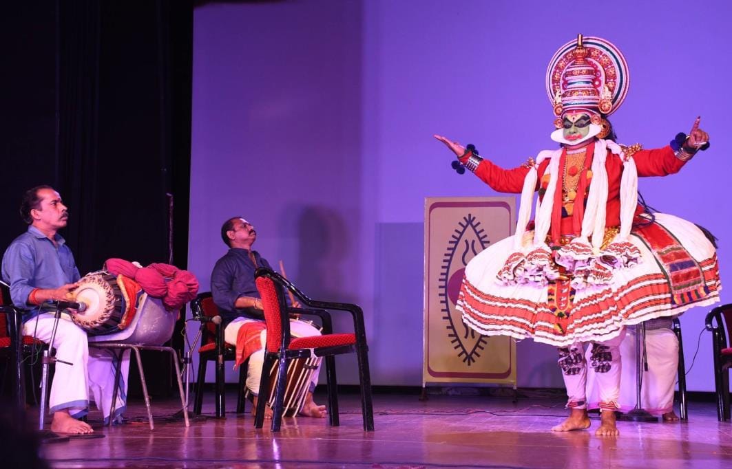 राय उमानाथ बली प्रेक्षागृह में प्रस्तुति देेते कलामंडलम एम अमलजीथ। राय उमानाथ बली प्रेक्षागृह में प्रस्तुति देेते कलामंडलम एम अमलजीथ।