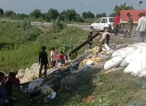 सिरोही। सिरोही-पाली फोरलेन पर बीकानेर से सूरत जा रही ट्रेवल्स बस पलट गई।