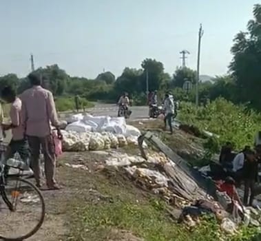 सिरोही। सिरोही-पाली फोरलेन पर बीकानेर से सूरत जा रही ट्रेवल्स बस पलट गई।